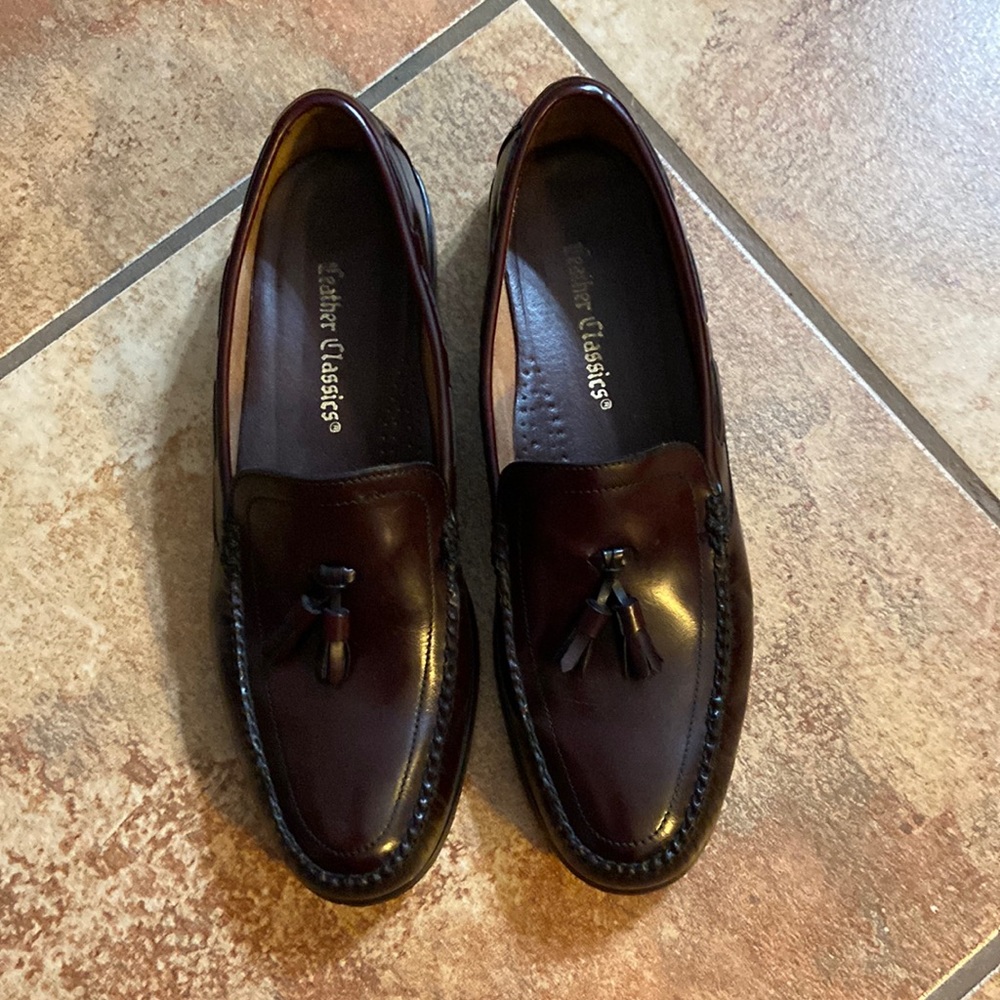 B WIDTH-SIZE 11-MENS !HARD TO FIND NARROW WIDTH! Tasseled burgundy loafer